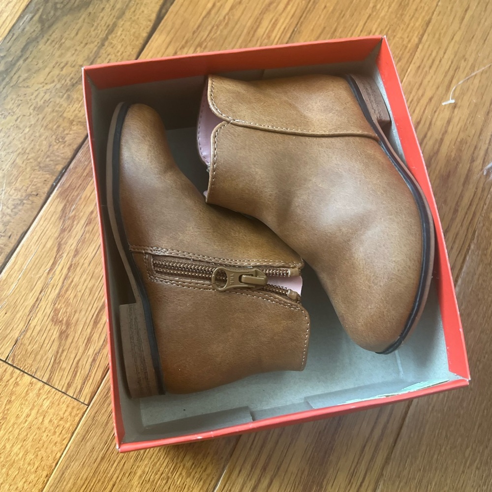 Lightly worn size 8 girl boots from target (cat and Jack)